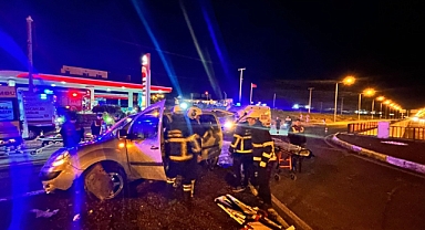 Hafif ticari araç devrildi: Yaralılar var