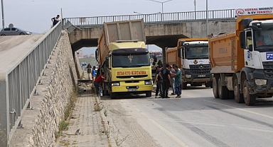 Hafriyat kamyonu üst geçitten yola uçtu: 1 yaralı
