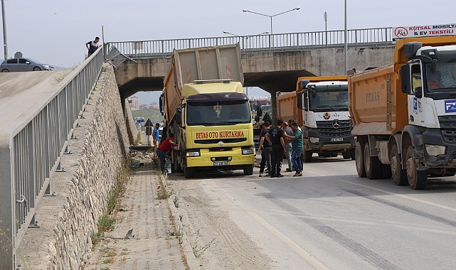 Hafriyat kamyonu üst geçitten yola uçtu: 1 yaralı