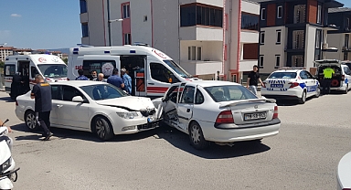 İki otomobil çarpıştı: 4 yaralı