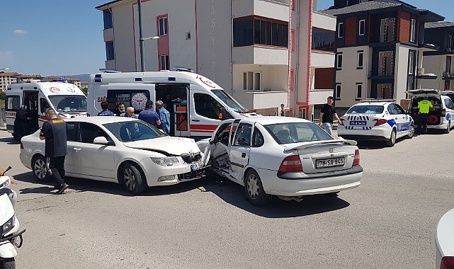 İki otomobil çarpıştı: 4 yaralı