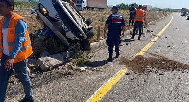 İki otomobil kafa kafaya çarpıştı: 3 yaralı