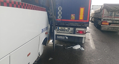 İşçi servisi tıra çarptı, 8 kişi yaralandı
