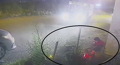 Kamyonetle çarpışan motosikletteki 2 kişi yaralandı, o anlar kamerada