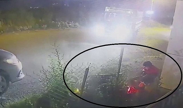 Kamyonetle çarpışan motosikletteki 2 kişi yaralandı, o anlar kamerada