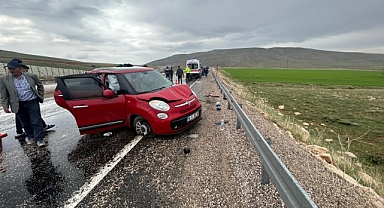 Kayganlaşan yolda karşı şeride geçip takla attı: 3 yaralı