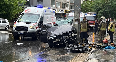 Kontrolden çıkan araç direğe çarptı: 1 ölü, 4 yaralı