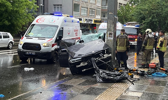 Kontrolden çıkan araç direğe çarptı: 1 ölü, 4 yaralı