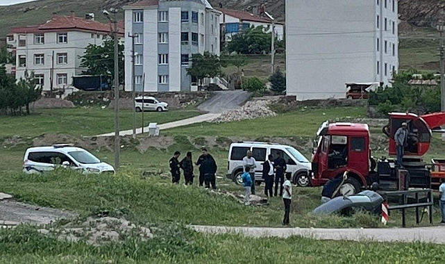Kontrolden çıkan araç su kanalına düştü:1 yaralı