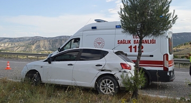 Kontrolden çıkan otomobil karşı şeride geçti: 2 yaralı