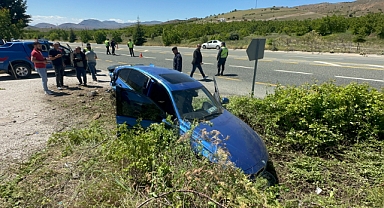 Lüks araç yoldan çıktı: 1’i ağır 2 yaralı