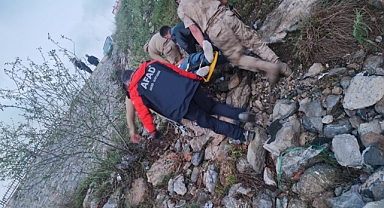 Minibüs şarampole yuvarlandı: 1 ölü, 11 yaralı