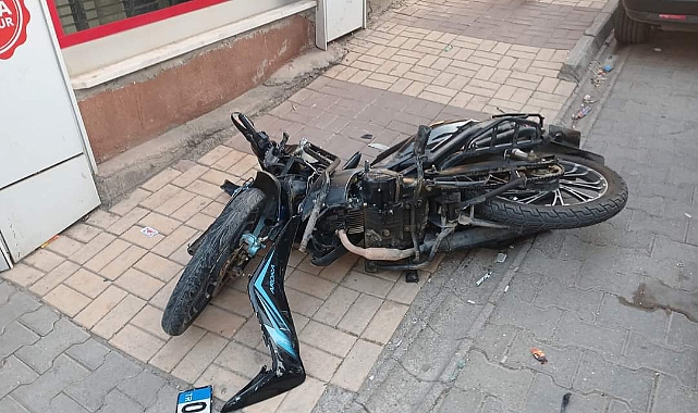 Motosiklet ile otomobil çarpıştı: 2 yaralı