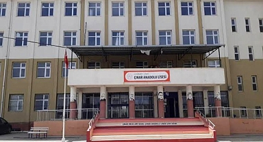 Okulda öğrencilerin tartışmasına dahil olan velilerden 1 kişi bıçaklandı