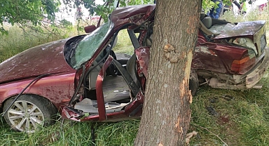 Otomobil ağaca çarptı: 1 ölü, 1 yaralı