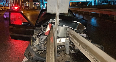 Otomobil bariyere çaptı: 1'i ağır 2 yaralı