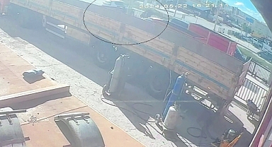 Otomobil ile motosiklet çarpıştı, kaza anı kameraya yansıdı