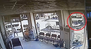 Otomobil ile motosikletin çarpıştığı kaza kamerada: 1 yaralı