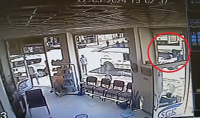 Otomobil ile motosikletin çarpıştığı kaza kamerada: 1 yaralı