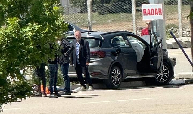 Otomobili direğe çaptı: 1 yaralı