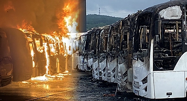 Otoparkta çıkan yangının hasarı, gün ağarınca ortaya çıktı