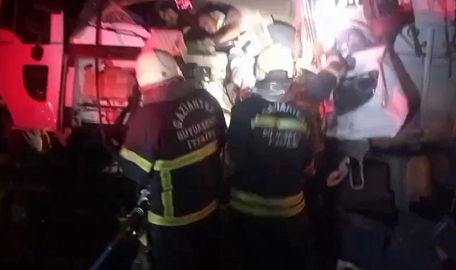 Otoyolda 2 tır çarpıştı! Yaralılar var