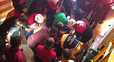 Şanlıurfa'da inşaat çukuruna devrilen araç kamyonun kasasına girdi