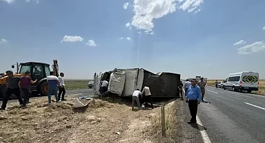 Şanlıurfa'da kamyon devrildi: Yaralılar var