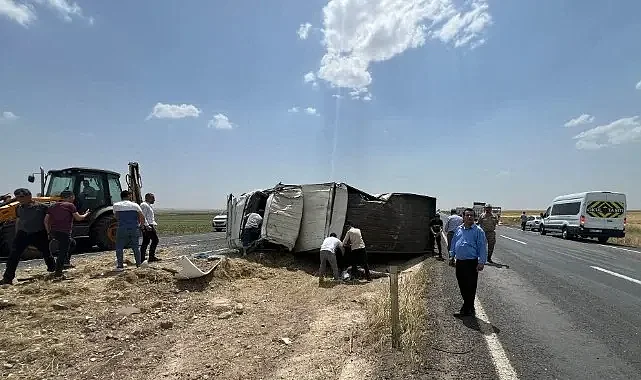 Şanlıurfa'da kamyon devrildi: Yaralılar var