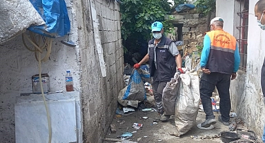 Şanlıurfa'da yalnız yaşayan kadının evinden 3 kamyon çöp çıktı