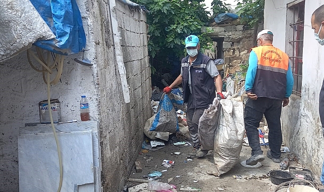 Şanlıurfa'da yalnız yaşayan kadının evinden 3 kamyon çöp çıktı