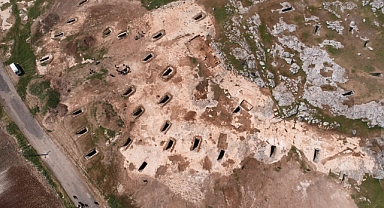 Şanlıurfa Karayolu üzerinde bulunan Turuş Kaya Mezarlarında kazı ve temizleme çalışmaları başladı