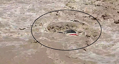 Sel sularına kapılan araçtaki 2 kişi yaralandı