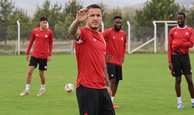 Sivasspor'da Rey Manaj takımla çalıştı