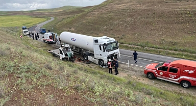 Tır ile kamyonet kafa kafaya çarpıştı: 1 ölü