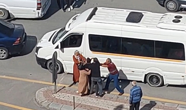 Trafikte yol verme kavgası dakikalarca sürdü! O anlar kamerada