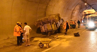 Traktör ile yolcu minibüsü çarpıştı: 11 yaralı
