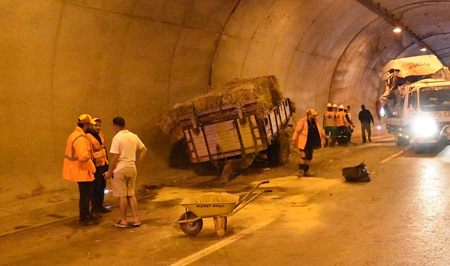 Traktör ile yolcu minibüsü çarpıştı: 11 yaralı