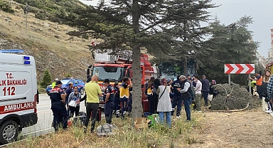 Yolcu otobüsü ağaca çarptı: İlk belirlemelere göre 11 yaralı var