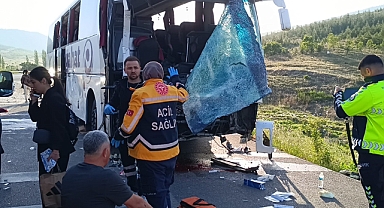 Yolcu otobüsü kamyonetle çarpıştı: Çok sayıda yaralı
