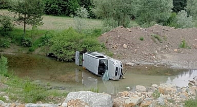 Yoldan çıkan kamyonet çaya uçtu: 1 yaralı