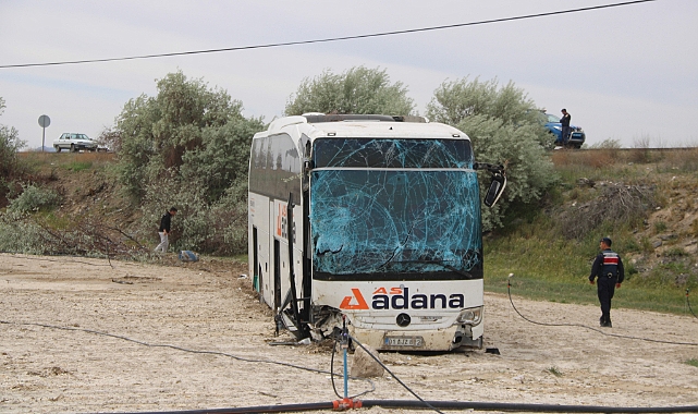 Yoldan çıkan yolcu otobüsü tarlaya girdi: 4 yaralı