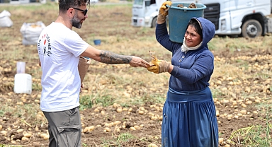 40 derece sıcaklık altında çalışan Urfalı tarım işçilerine 'Dondurma' molası