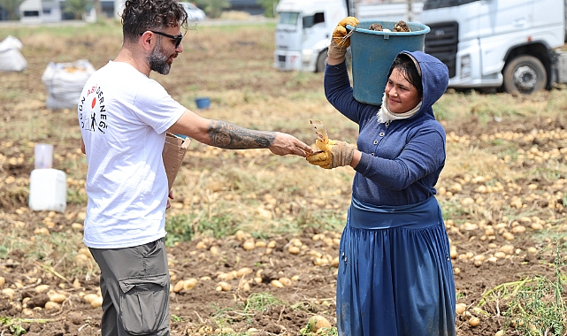 40 derece sıcaklık altında çalışan Urfalı tarım işçilerine 'Dondurma' molası