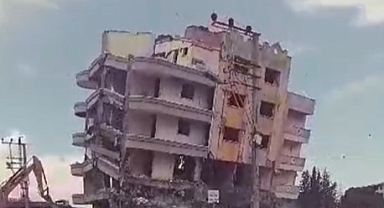 6 katlı bina iş makinesinin darbesiyle böyle yerle bir oldu