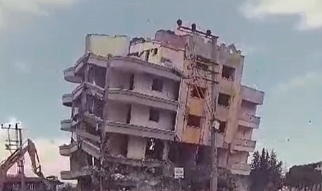 6 katlı bina iş makinesinin darbesiyle böyle yerle bir oldu