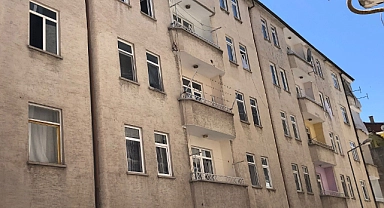 Balkondan düşen 3. yaşındaki çocuk yaralandı