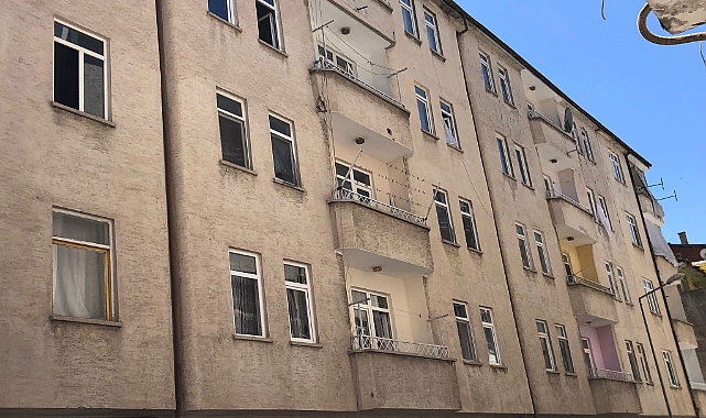 Balkondan düşen 3. yaşındaki çocuk yaralandı