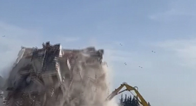 Depremde hasar alan 7 katlı bina iş makinesinin darbesiyle yıkıldı