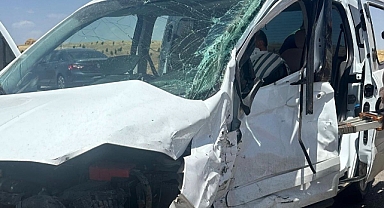 Hafif ticari araçlar çarpıştı: 3 yaralı